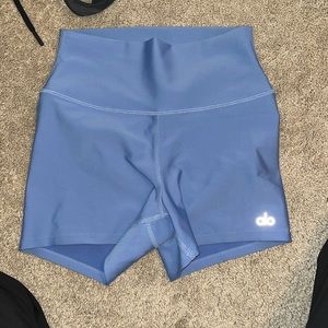 Alo 2.5 in biker shorts